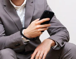 Dragonne Universelle Amovible Noire Force Case -Force Mobility Shop fccharmblack 03 frlen 1