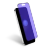 APPLE Protège écran IPhone 15 Pro 2.5D Anti Lumière Bleue Garanti à Vie Force Glass -Force Mobility Shop fgogip15pab main